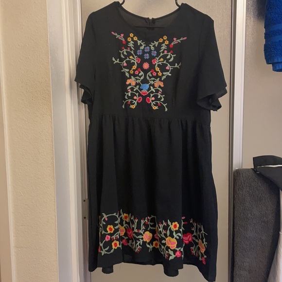 Embroidered dress - Picture 2 of 2